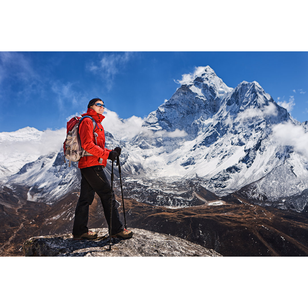 Frau mit Blick auf die Ama Dablam, Mount Everest National Park, Nepal von Hadynyah - Druck ohne Rahmen auf Leinwand