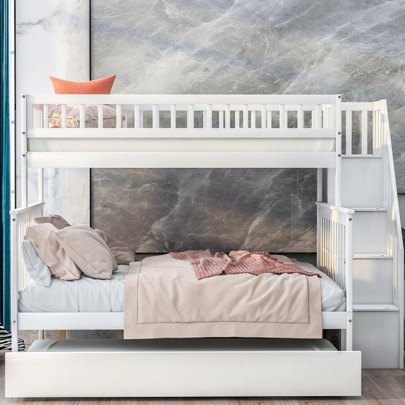Lit superposé simple au-dessus d'un lit double avec lit gigogne et garde-corps blanc - Économie d'espace stable et de style moderne