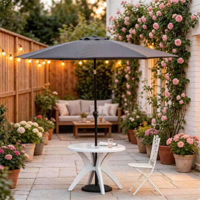 Table de salle à manger ronde extérieure avec support pour parasol
