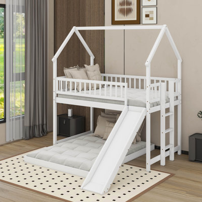 Lit superposé simple au-dessus d'une chambre double avec glissade et échelle intégrée, garde-corps pleine longueur