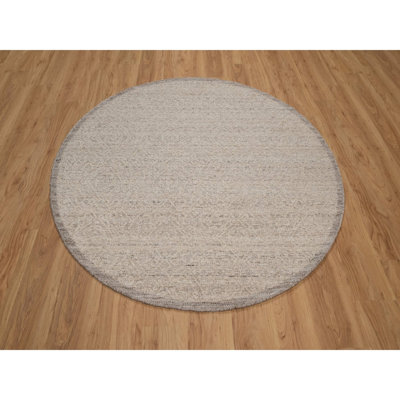 Tapis brun castor 5 pi 10 po x 5 pi 10 po, design moderne panaché, laine naturelle non tissée, tissage à plat, ton sur ton, texturé, noué à la main, rond, tapis oriental