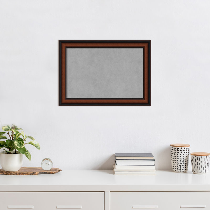 Tableau magnétique encadré étroit noyer de Chypre, H 15 po x l 21 po