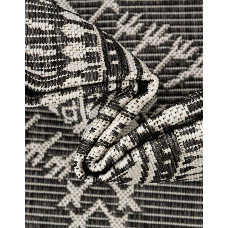 Indoor/Outdoor Traditional Area Rug, Round 7'10"