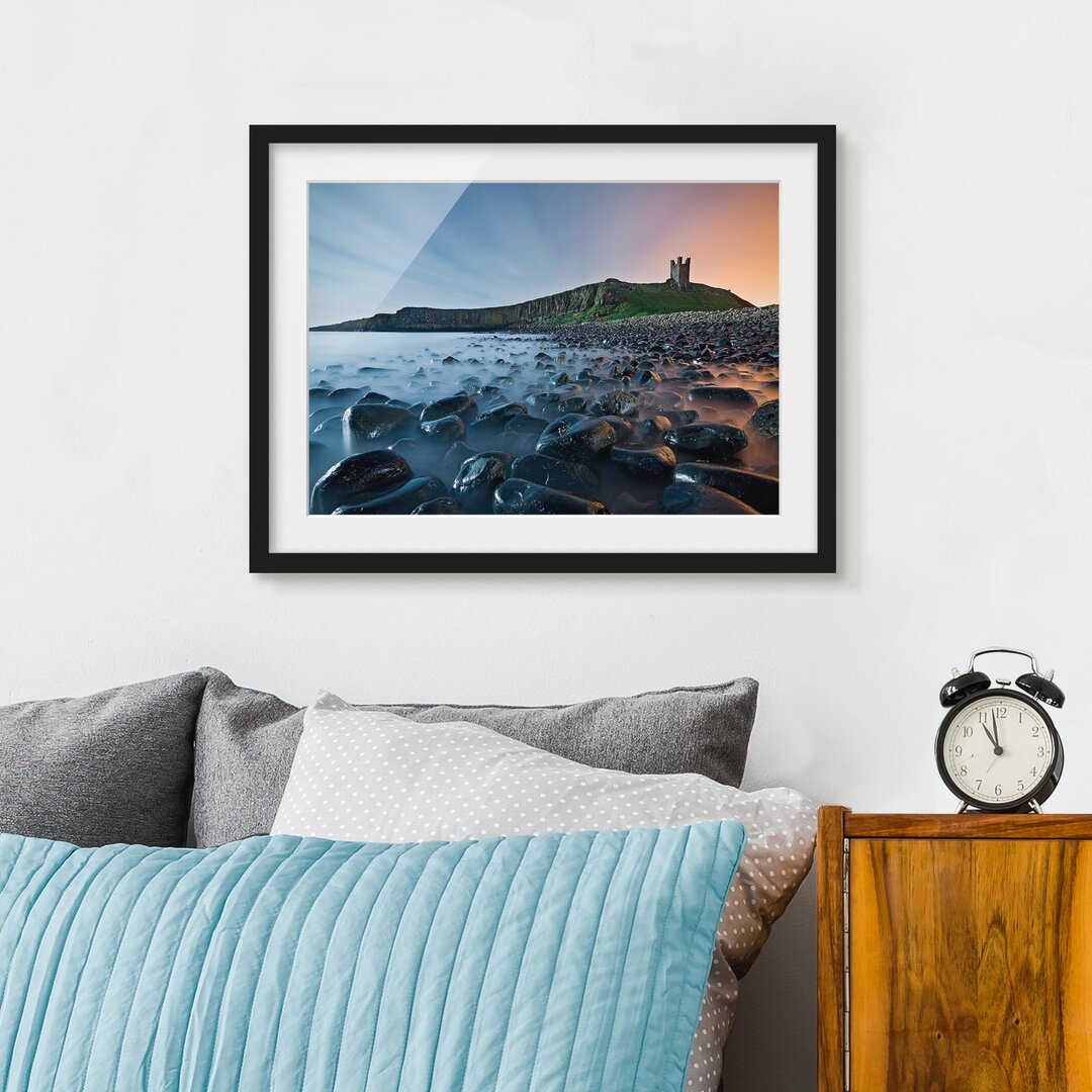 Gerahmtes Poster Sonnenaufgang mit Nebel bei Dunstanburgh Castle