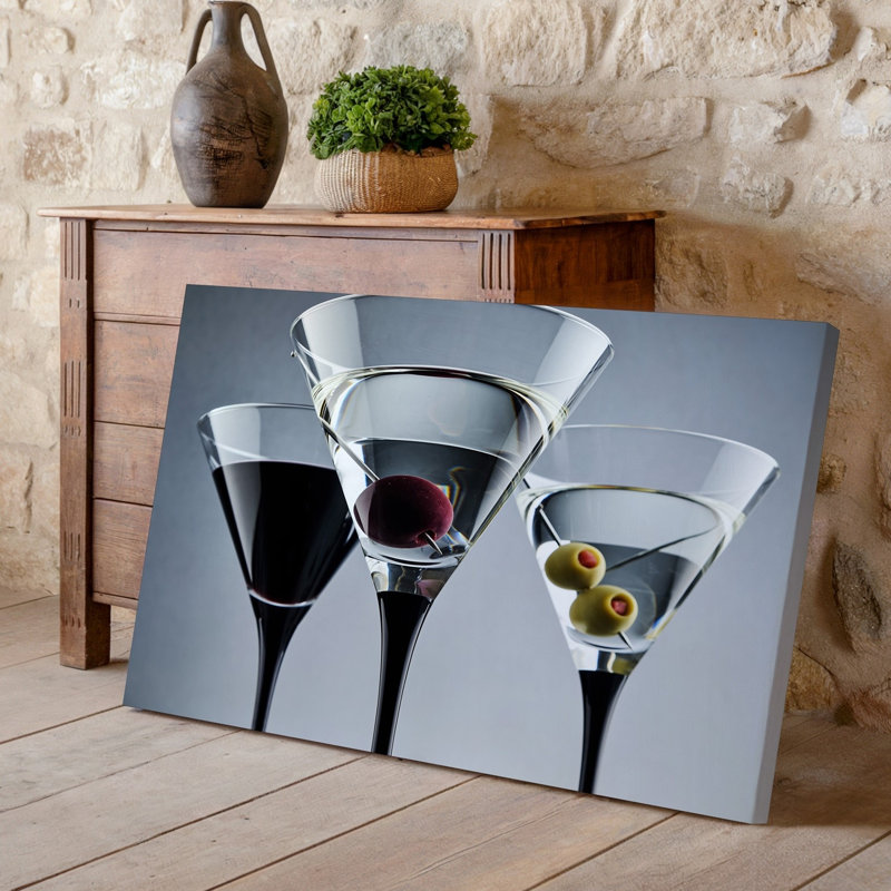 Toile, composition minimaliste avec trois verres à martini élégants disposés en art mural, une rangée sur fond neutre