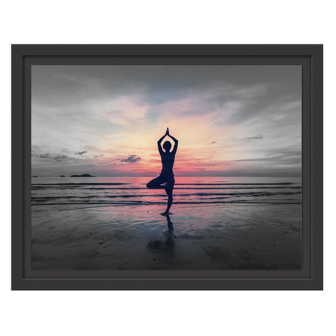 Yoga am Strand Gerahmter Kunstdruck