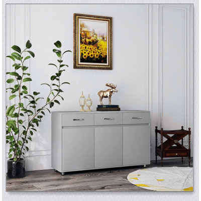 Table d'appoint moderne à trois portes avec compartiments de rangement spacieux pour un salon et une chambre bien organisés