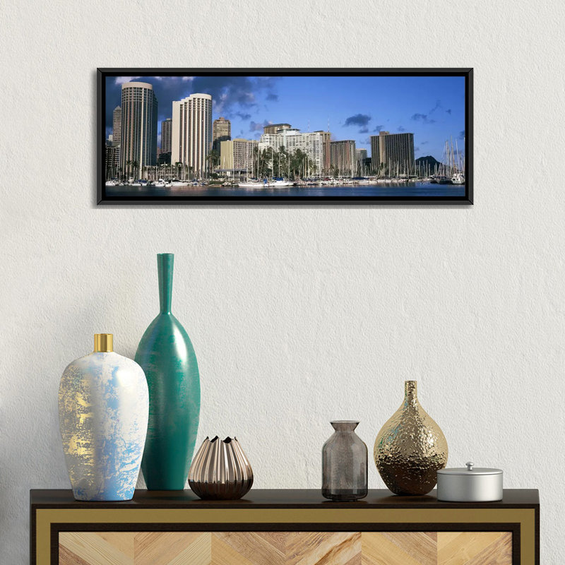 Bateau panoramique à quai, Honolulu, Hawaï 2010, reproduction de photo sur toile, H 20 po x l 60 po x P 1,5 po, Black Framed