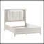 Grand lit à finition blanc antique avec tête de lit rembourrée à DEL avec meubles de chambre à coucher modernes 1pc, façades en roseaux