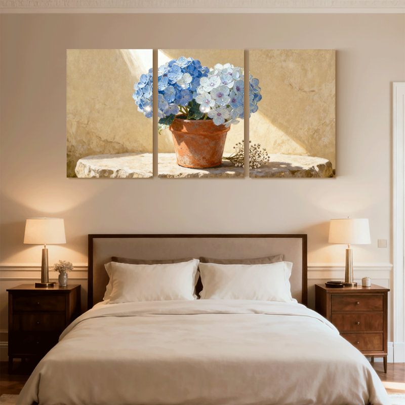 Fleurs d'hortensia dans un pot en terre cuite sur un ensemble de 3 impressions sur toile, H 36 po x l 72 po