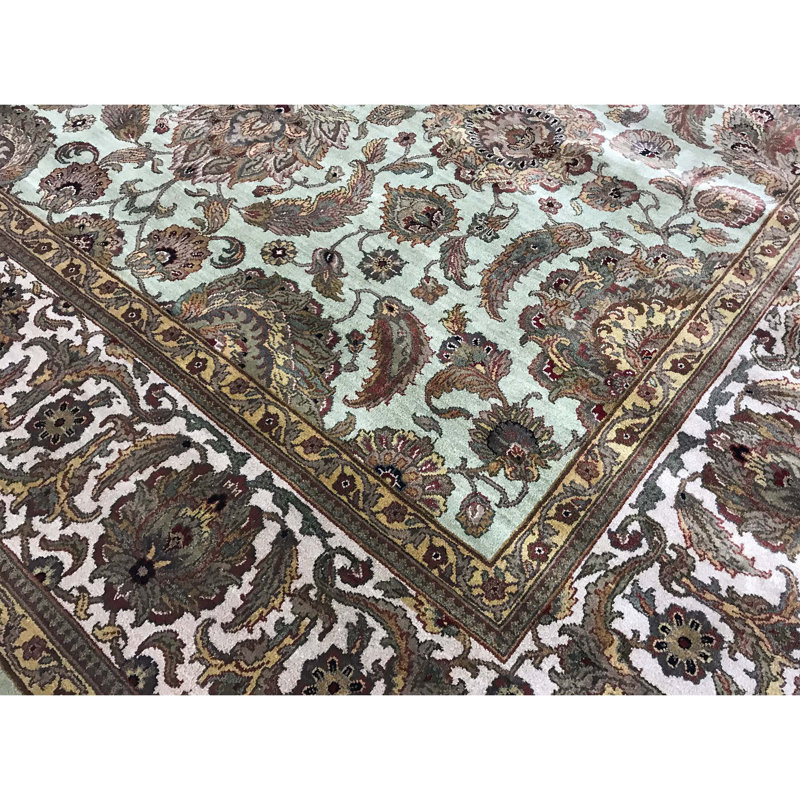 Tapis vert clair et ivoire noué à la main de haute qualité
