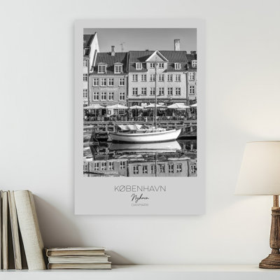 Affiche murale représentant le canal de Nyhavn à Copenhague, une ville paisible et abstraite à l'architecture contemporaine.