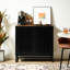 Armoire moderne avec porte grillagée rayée et fabrication en métal, rangement spacieux pour le bureau, construction noire polyvalente, besoins quotidiens,
