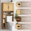 Armoire de rangement en rotin au-dessus de la toilette