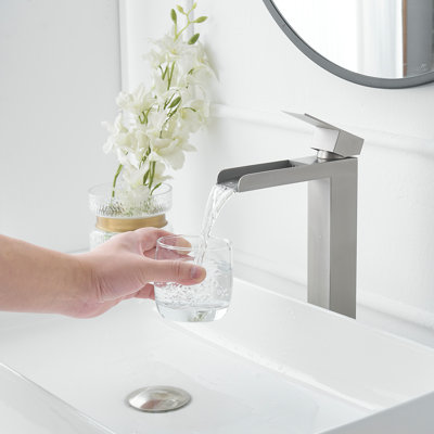 Robinet de lavabo vasque à poignée simple avec drain