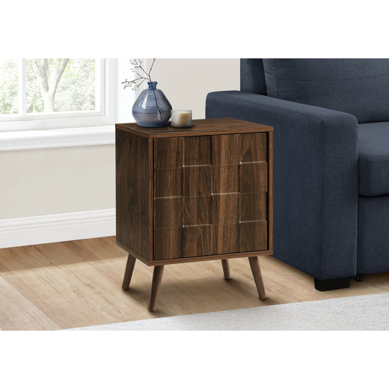 Table de bout en noyer foncé moderne avec rangement, tablette réglable et pieds en bois durables pour petits espaces.