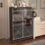 Armoire de rangement en miroir avec découpes géométriques et tablettes réglables