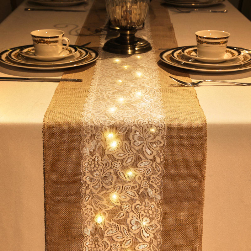 Ensemble de 6 chemins de table en toile de jute avec guirlandes lumineuses à DEL en dentelle rustique naturel et jute Boho pour décor de Thanksgiving (classique, 12 po x 108 po)