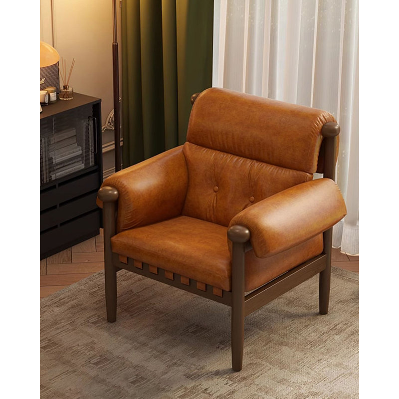 Cette chaise décorative en cuir ciré à l'huile de style ancien, avec une structure en bois, convient à une utilisation dans le salon.