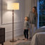 Lampe sur pied sculptée 64 po en bois massif torsadé 64 po avec abat-jour tambour en lin beige 18 po, finition noyer et interrupteur au pied-367296048