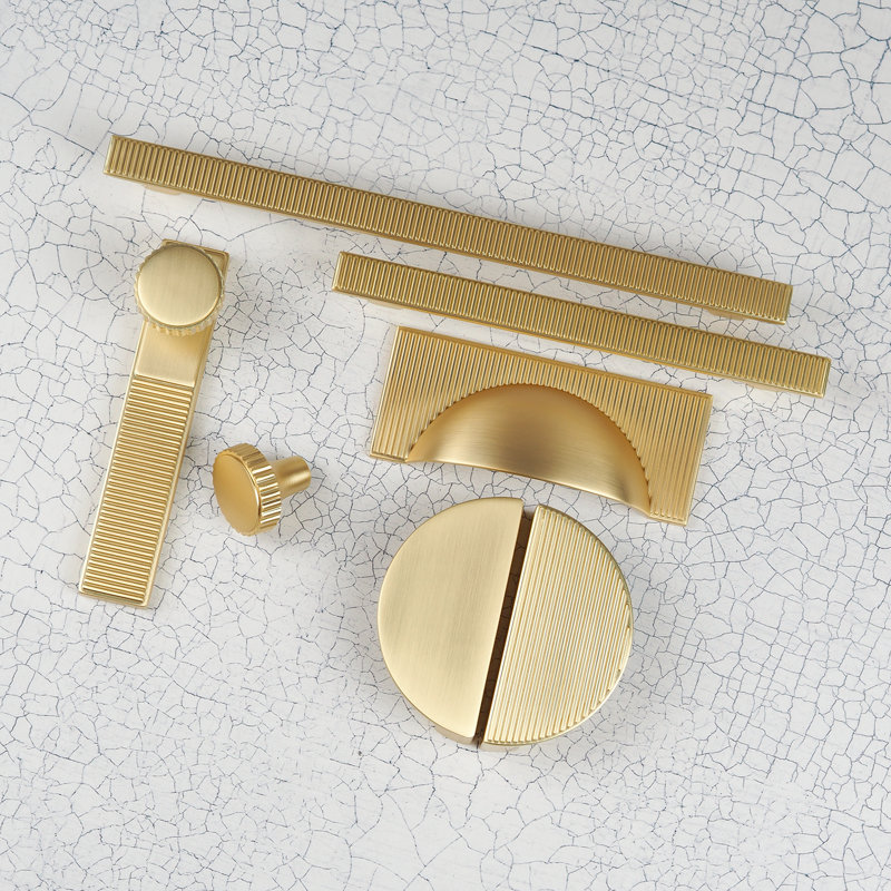 Satin Brass Ribbed Handle Collection & Coordinating Knobs, 128mm Handle
