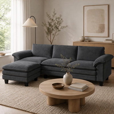 Canapé d'angle contemporain avec coussins moelleux et pouf flexible, doté d'accoudoirs larges et rembourrés, idéal pour le salon et l'appartement.