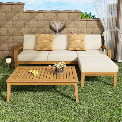 Terrasse extérieure avec coussins confortables et design transitionnel + canapé d'angle beige en bois
