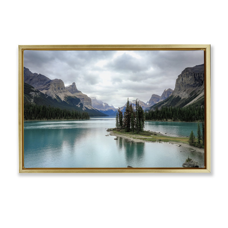 Péninsule sur le lac avec toile dorée encadrée par Dan Sproul, Cadre flottant métallique doré, H 17 po x l 25 po