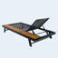 Structure de chaise longue en bois d'acacia noir à finition fer et teck avec dossier réglable et surface de rangement plate, fauteuil inclinable extérieur de 400 lb pour le patio près de la piscine