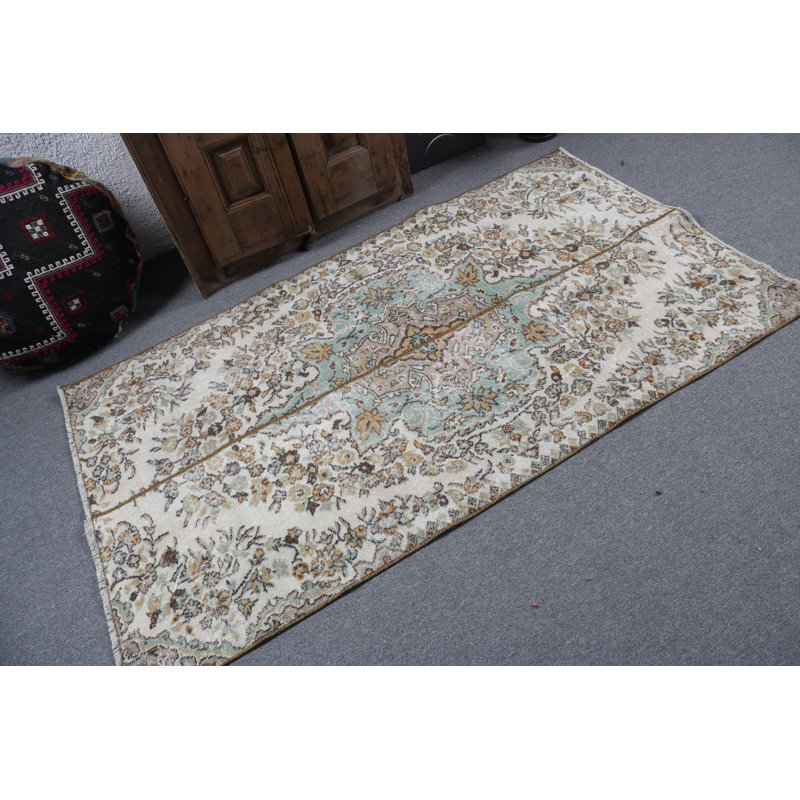 Enrichissez votre intérieur avec notre tapis turc rétro à motif floral doux