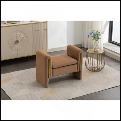 Le luxueux banc rembourré en velours, polyvalent pour la chambre à coucher, le maquillage et le rangement pour chaussures, ajoute une touche d'élégance à tout espace intérieur.
