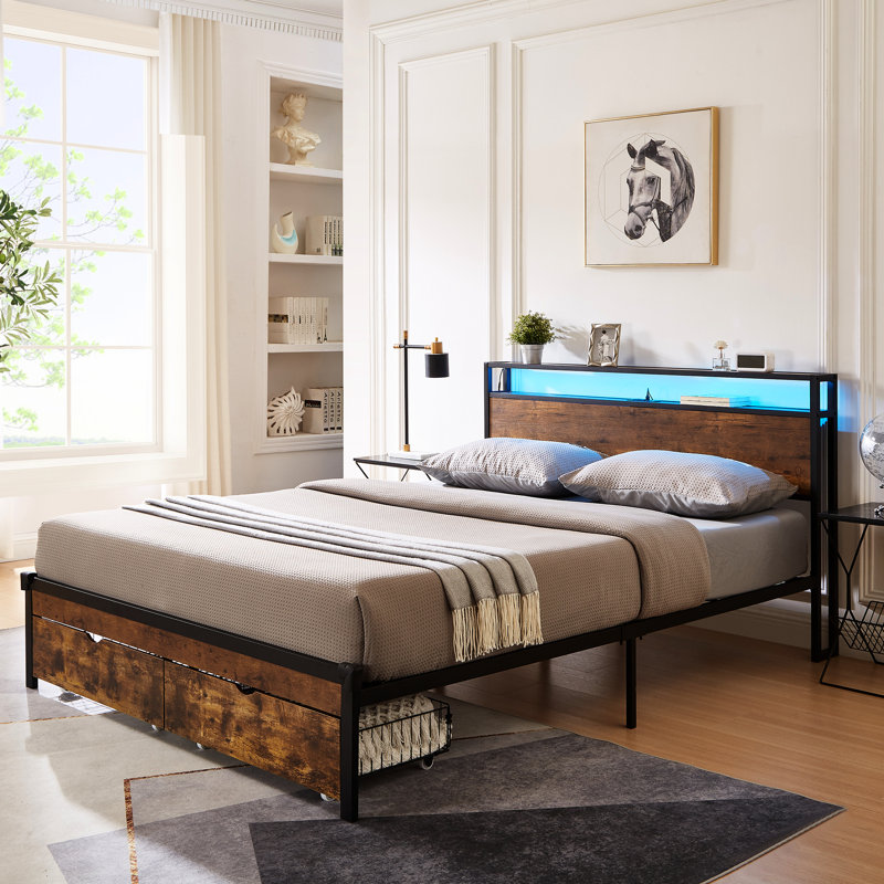 Base de lit plateforme en métal avec tête et pied de lit en bois, équipée d'une station de charge USB, de deux tiroirs, de lumières DEL, sans sommier et facile à assembler