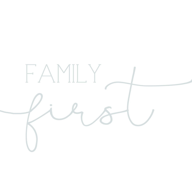 «Family First», art textuel sur toile tendue, H 12 po x l 16 po
