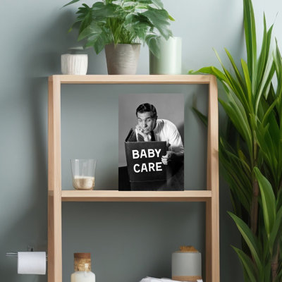 «1960s Man Prospect Father lecture d'un grand livre« Baby Care with Bemuse Expression », art mural rétro classique rétro