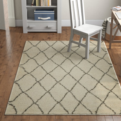 Tapis à poil long ivoire et gris à motif géométrique Reardon