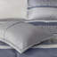 Édredon très grand lit - 7 pièces de luxe bleu marine avec coussins décoratifs, literie lavable à la machine, motif rayé-119448995-119448997