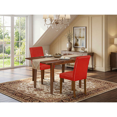 L'ensemble de table de cuisine 3 pièces comprend une table de salle à manger rectangulaire avec une rallonge papillon et 2 chaises Parsons en simili cuir rouge Firebrick, acajou