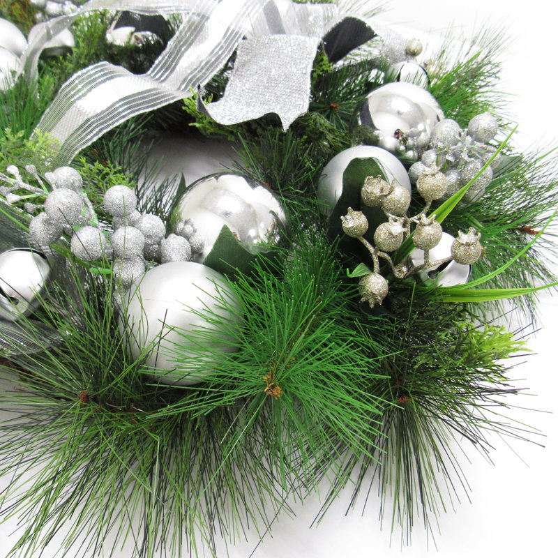 Couronne de Noël 24 po avec baies et pin, Argent