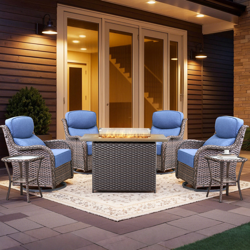 Ensemble de conversation d'extérieur en osier 7 pièces avec foyer rectangulaire Wickes, 4 fauteuils pivotants avec coussins épais de 6 po