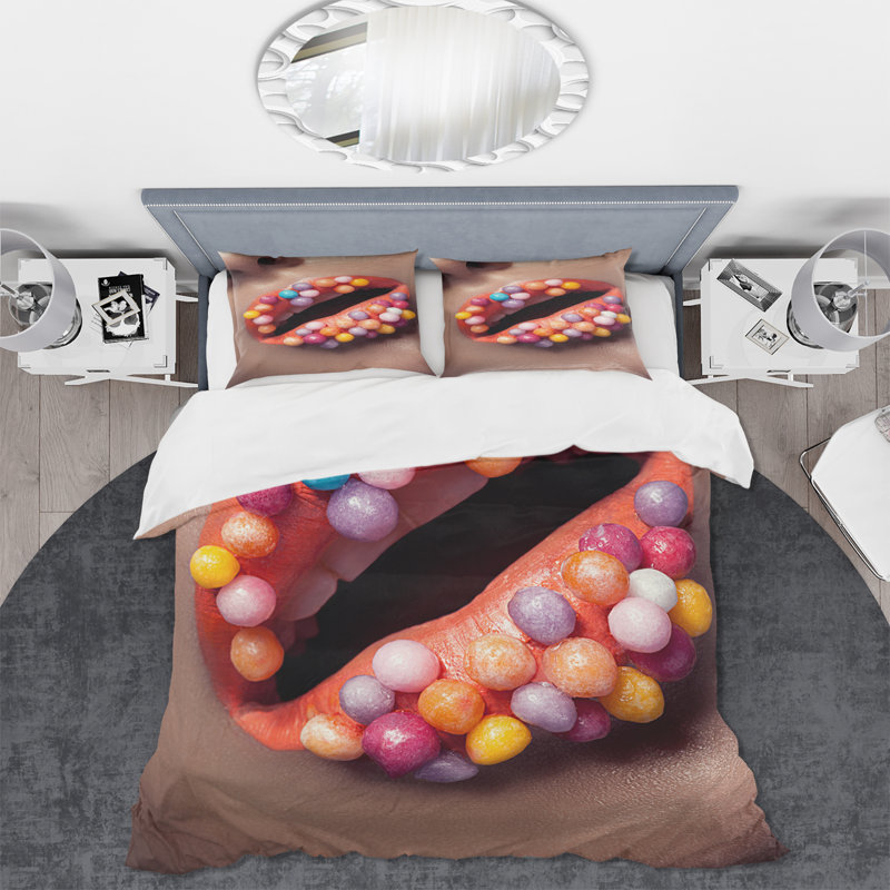 Gros plan sur le maquillage créatif sur les lèvres avec des sucettes - Ensemble de housse de couette moderne - Polyester en microfibre