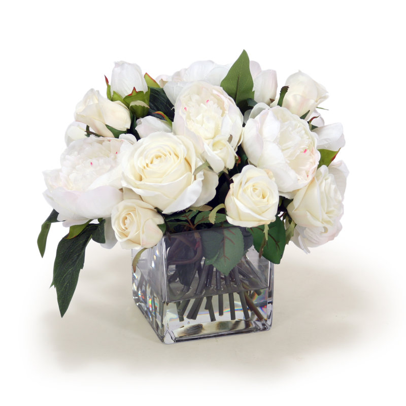 Arrangement floral mélangé dans un pot de fleurs