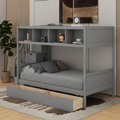 Lit simple superposé au dessus d'un lit double avec tablettes, escalier de rangement et 2 tiroirs