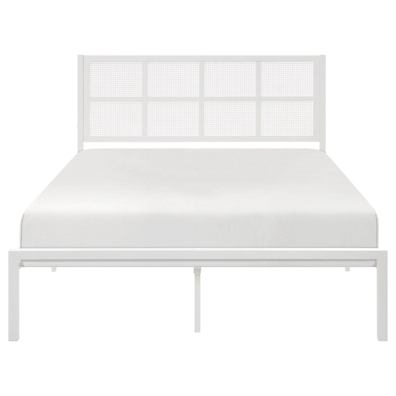 Grand lit plateforme en métal, tête de lit blanche et en fausse canne, chambre côtière décontractée, chambre sans sommier