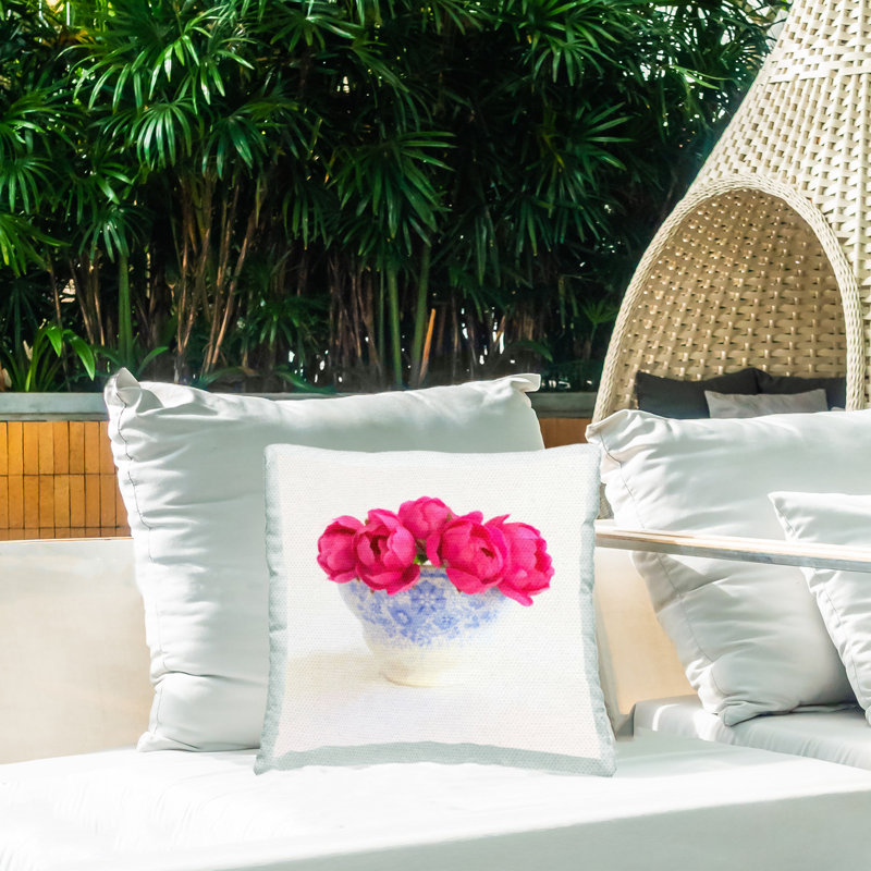 Coussin d'extérieur imprimé Roses en poterie blanche par GraffiTee Studios