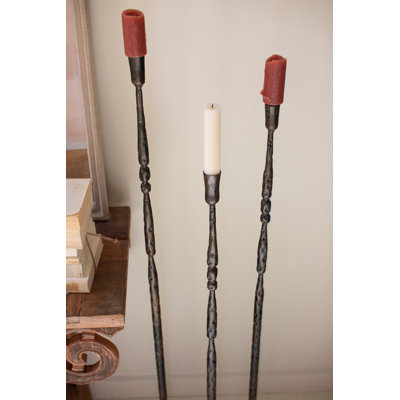  Ensemble de trois porte-bougies effilés en métal en fer forgé au fini laiton antique