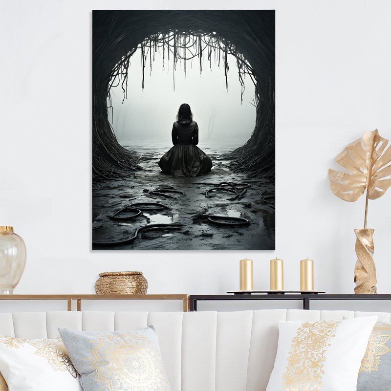 Femme solitude sur une plage rocheuse IV - Art mural moderne en métal, H 40 po x l 30 po x P 1,5 po
