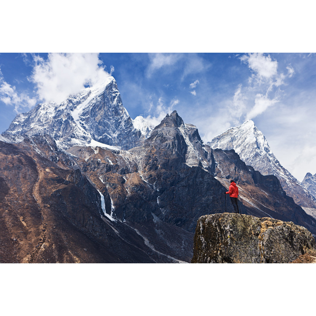 Leinwandbild Frau blickt auf die Berge, Mount Everest National Park