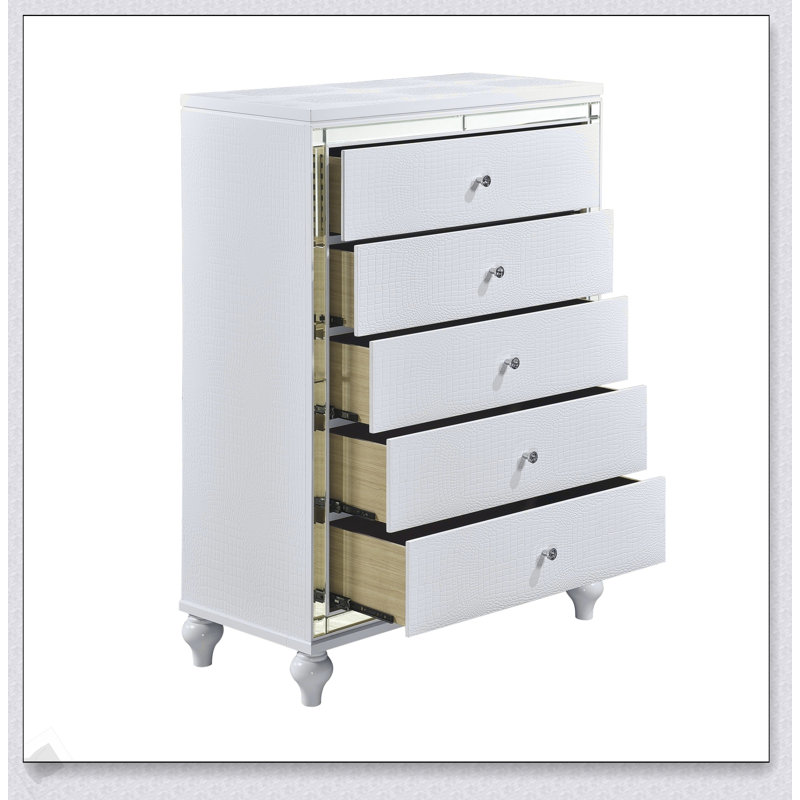 Commode de chambre moderne et glamour avec 5 tiroirs, finition blanche métallique, façades en alligator texturé et garniture de miroir