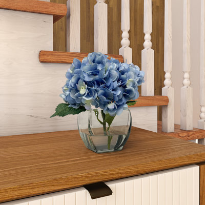Hortensias bleus dans un vase biseauté