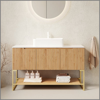 Meuble-lavabo 48 po, meuble de rangement autoportant avec 3 portes et tablette ouverte, vasque rectangulaire blanche en céramique et comptoir en pierre frittée blanche de Carrare, couleur grain de bois